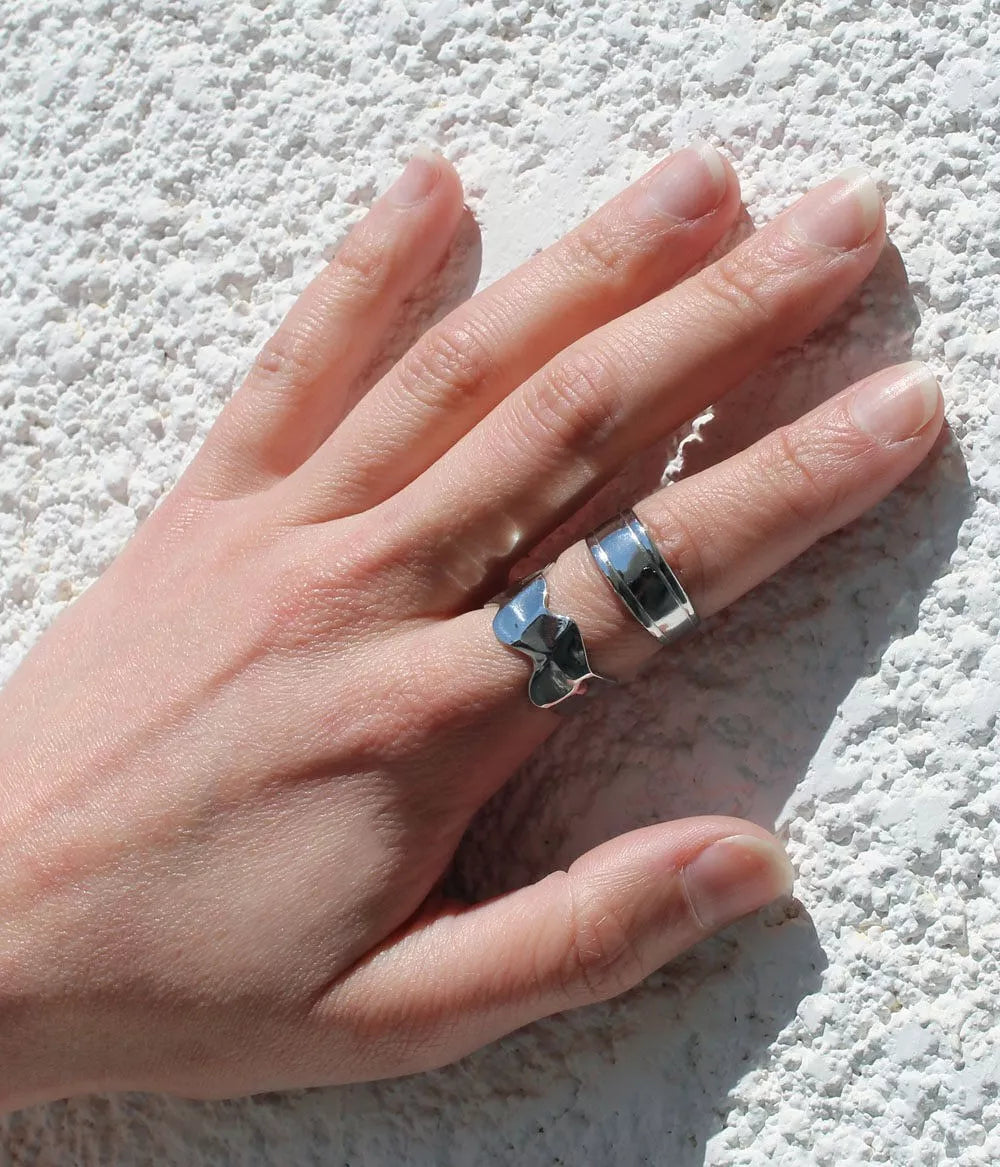 Bague argentée fine Pula sur fond blanc sur main
