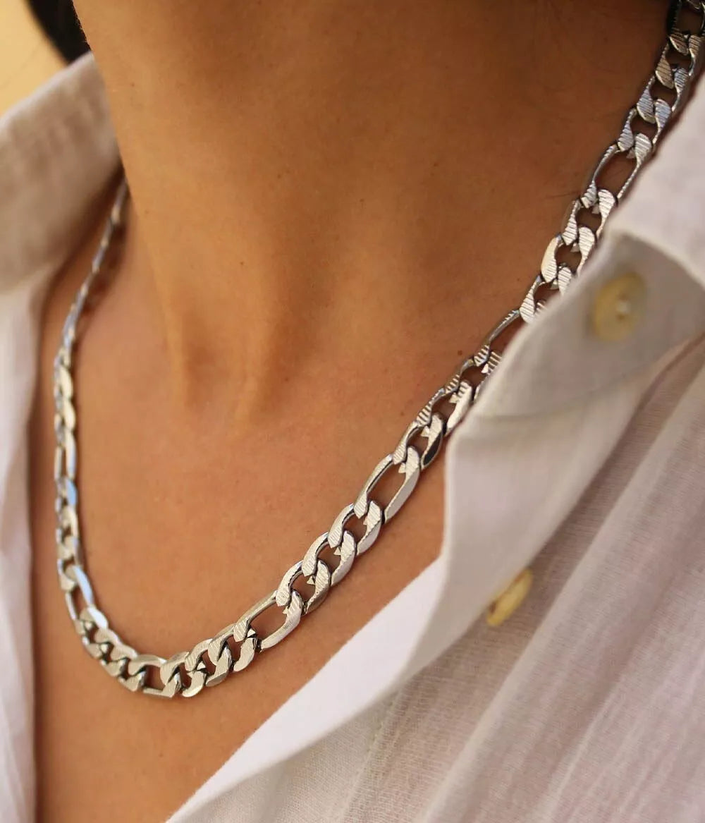 collier maille figaro bella argenté porté sur buste de femme