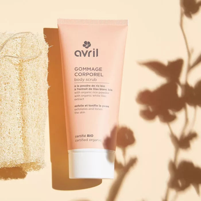 gommage corps sur fond couleur abricot avec décor naturel