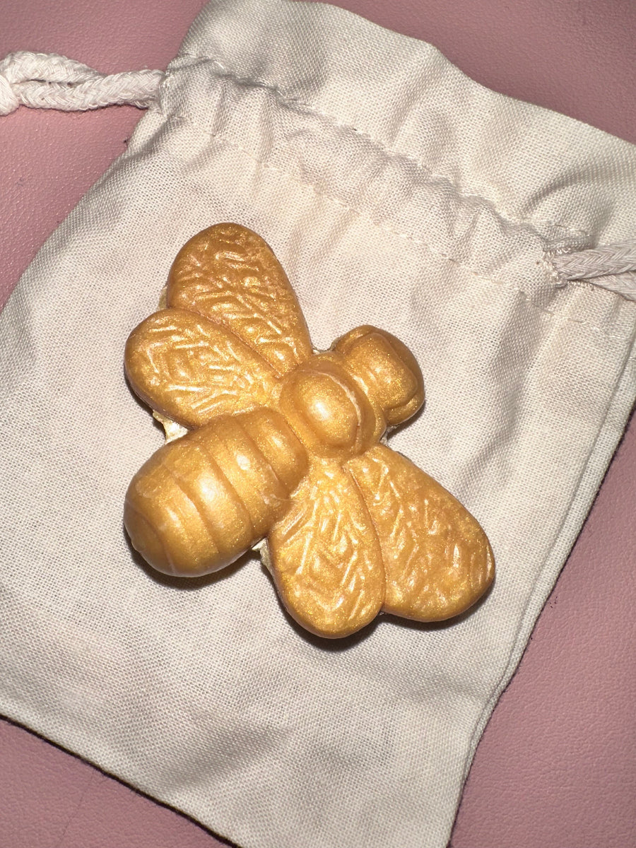 Mini savon artisanal en forme d’abeille, parfum miel, fabriqué en France. Vegan et livré dans un pochon en coton.