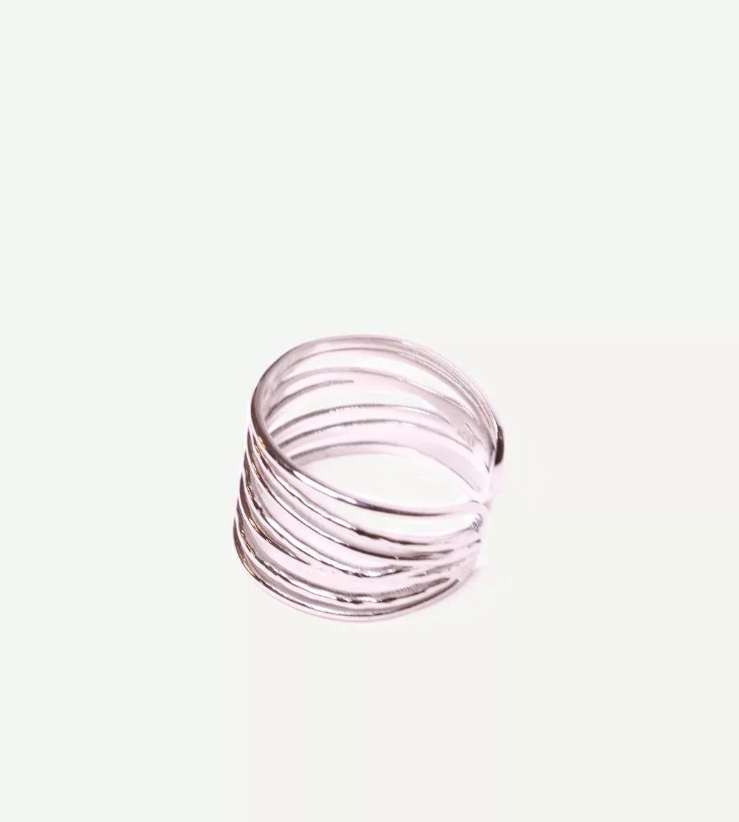 Bague kyma argent à filaments sur fond blanc vue de dos