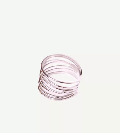 Bague kyma argent à filaments sur fond blanc vue de dos