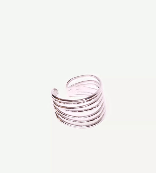 Bague kyma argent à filaments sur fond blanc