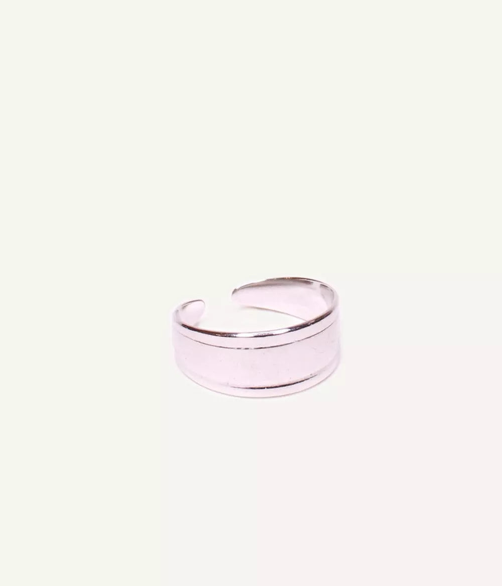 Bague argentée fine Pula sur fond blanc