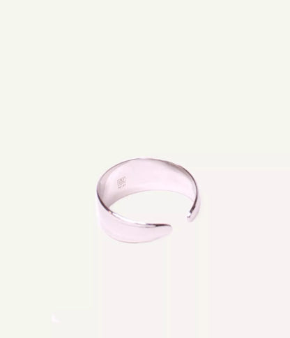 Bague argentée fine Pula sur fond blanc vue de dessous