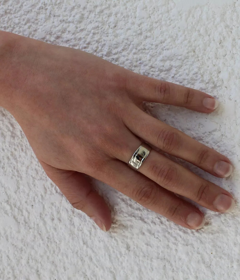 Bague argentée fine Pula sur main vue de dessus