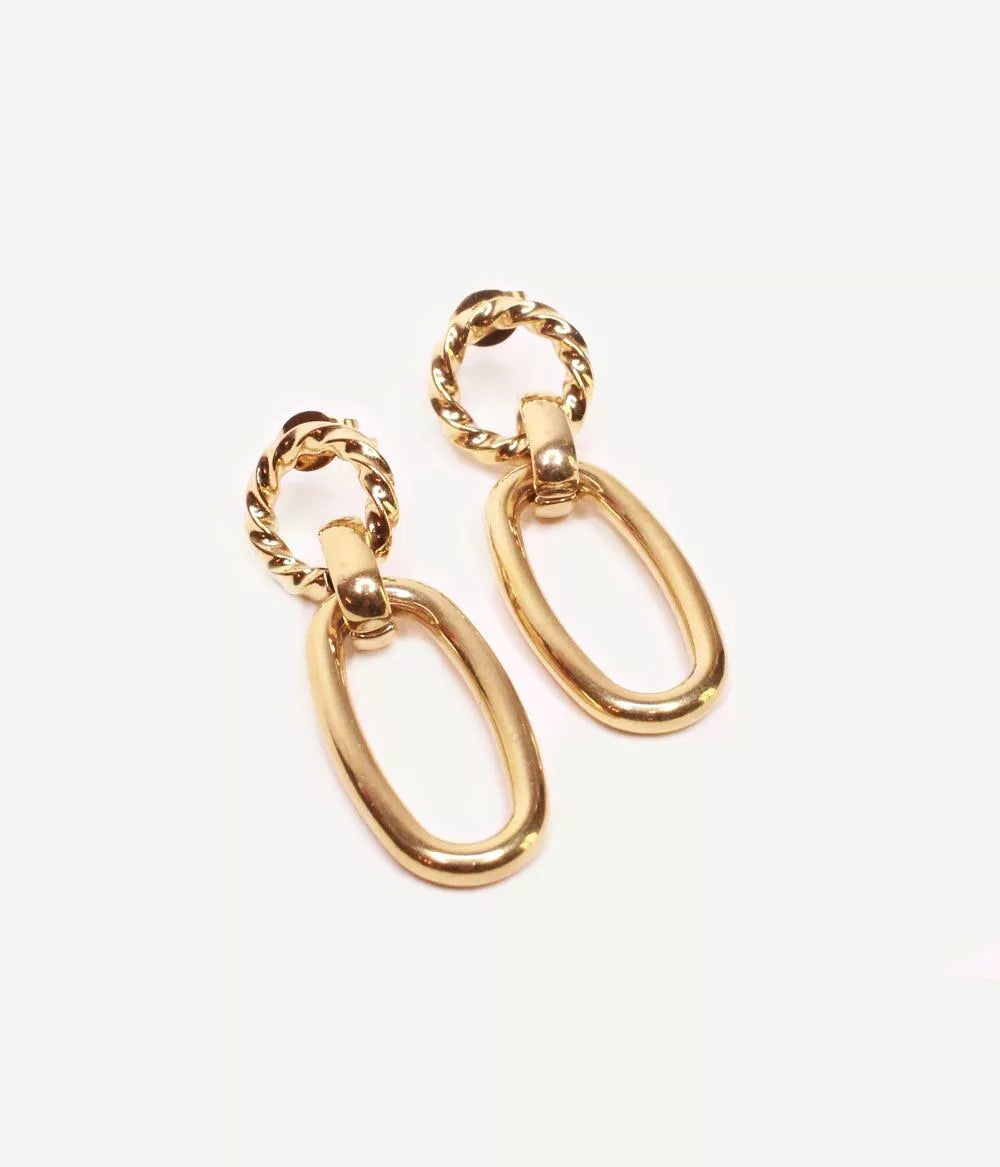 boucles d'oreilles à pendants cassia dorées sur fond blanc de face