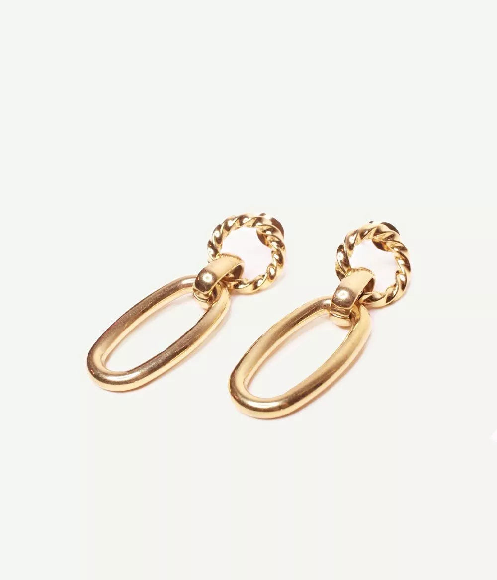 boucles d'oreilles à pendants cassia dorées sur fond blanc de côté