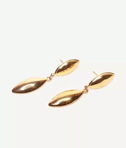 boucles à pendants forme de gouttes dorées à puce sur fond blanc vue de face