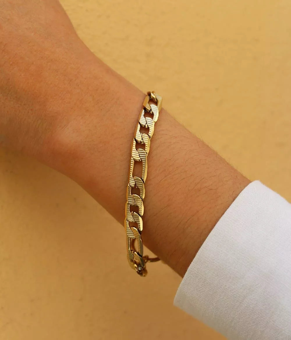 bracelet doré maille figaro sur poignet femme 