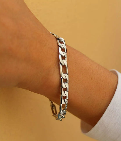 bracelet argenté maille figaro sur poignet femme 