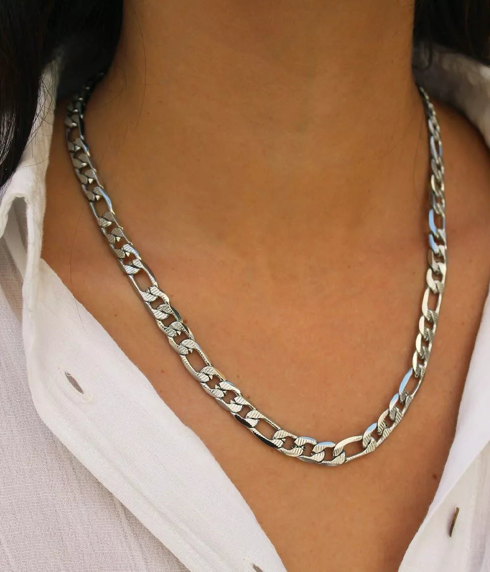 femme portant un collier chaîne figaro argenté, bella, bijou tendance en acier inoxydable