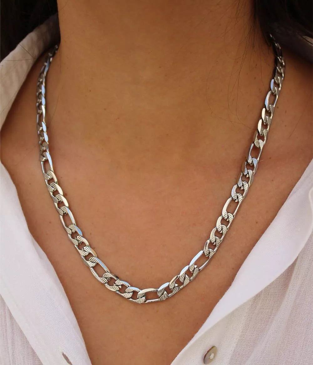 femme portant un collier argenté maille figaro de face 