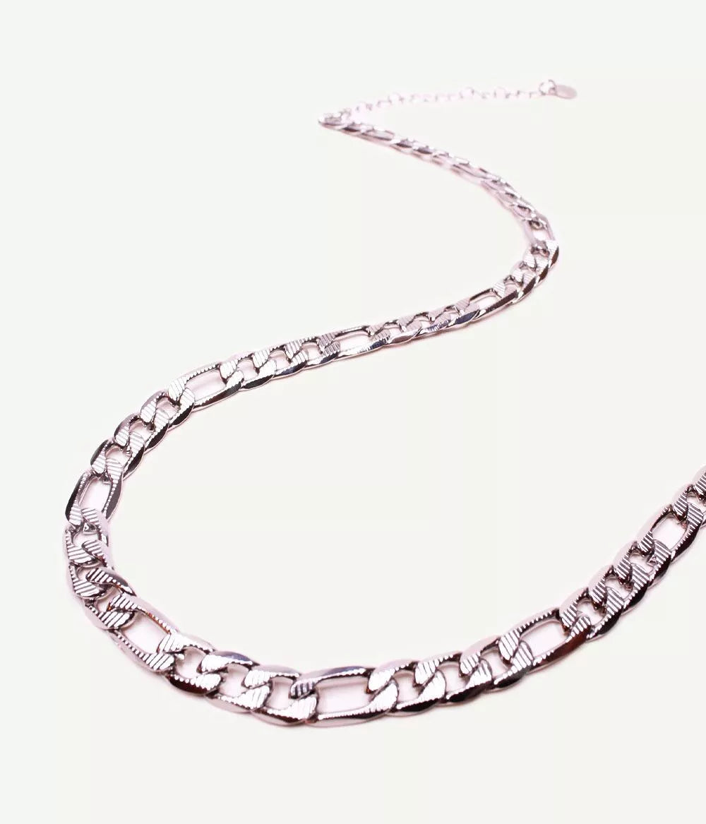 morceau de maille argenté figaro en position serpent sur fond blanc