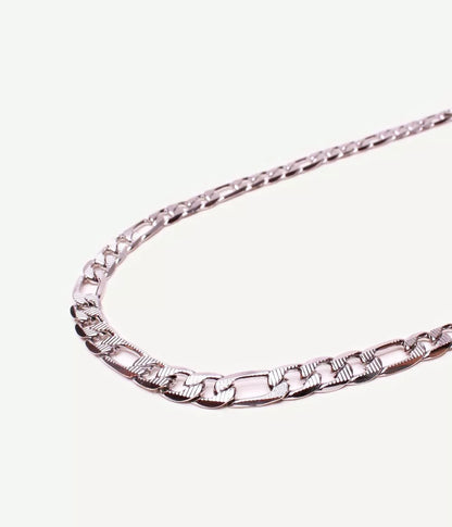 morceau arrondi de collier maille figaro argenté sur fond blanc