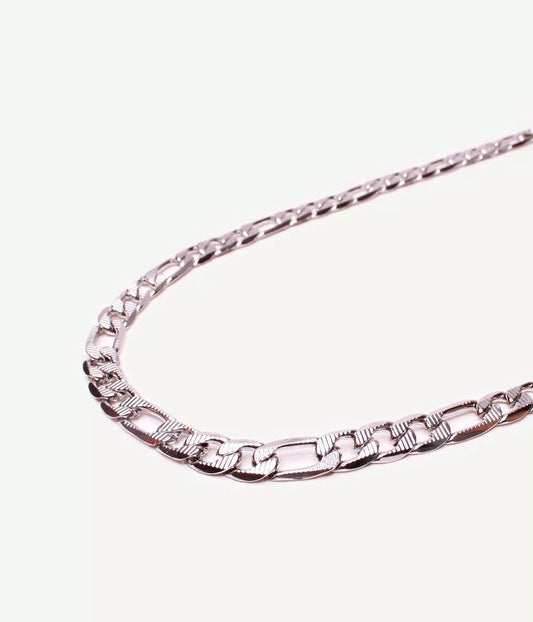morceau arrondi de collier maille figaro argenté sur fond blanc