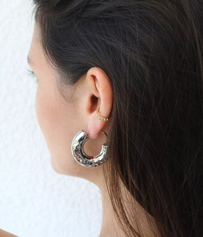 boucles créoles argentées sassari sur femme brune