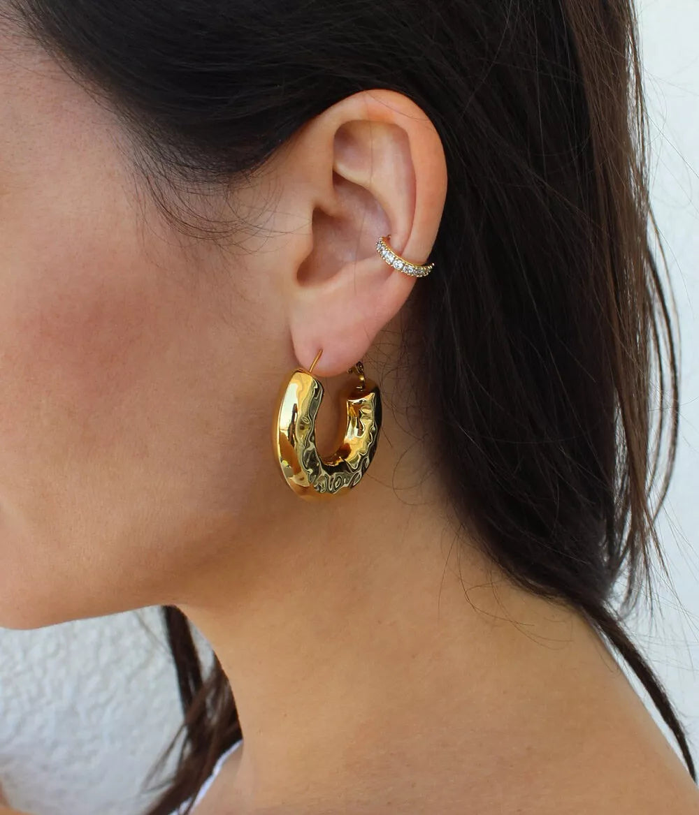 boucles créoles dorées sassari sur femme brune de profil avec un ear ring