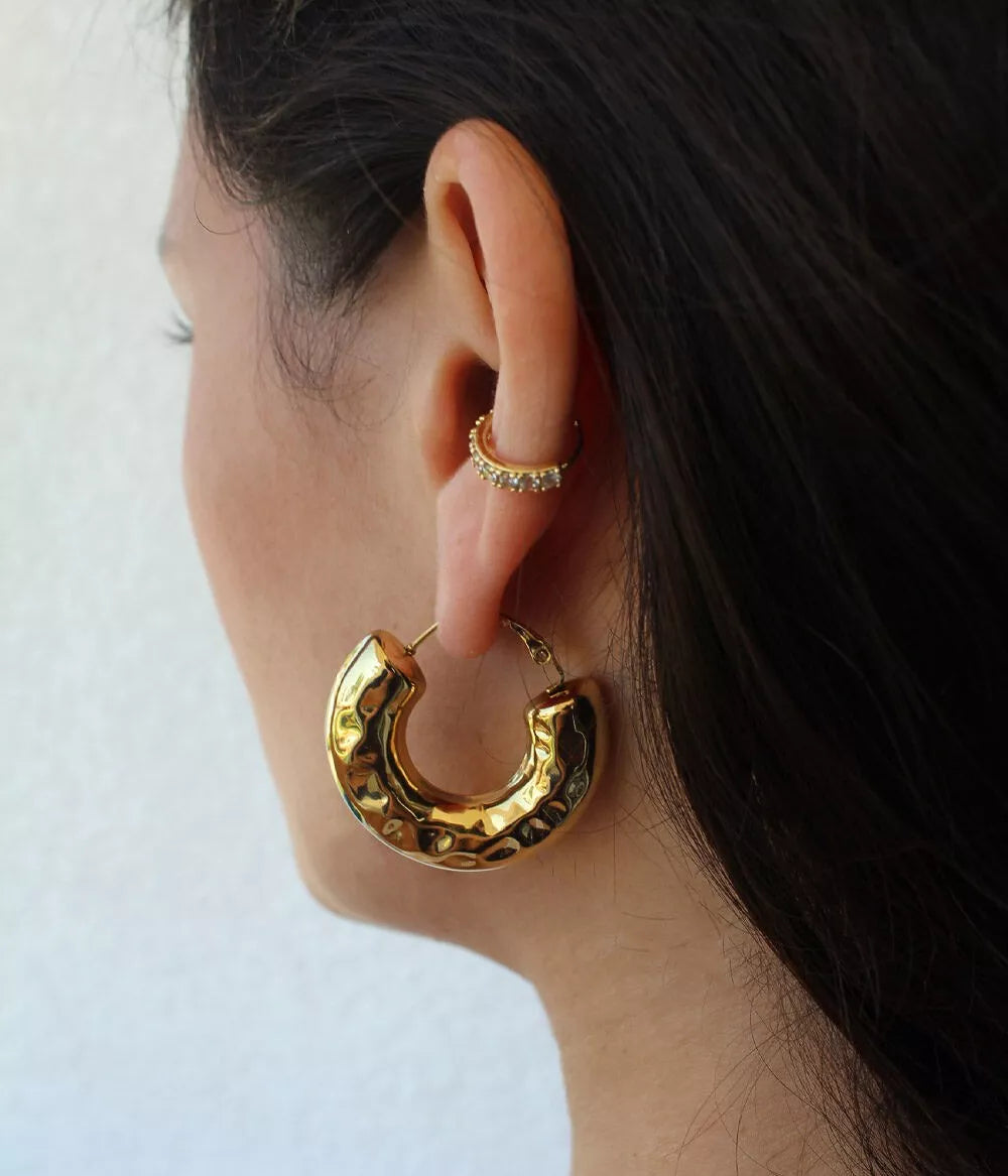 boucles créoles dorées sassari sur femme brune de profil