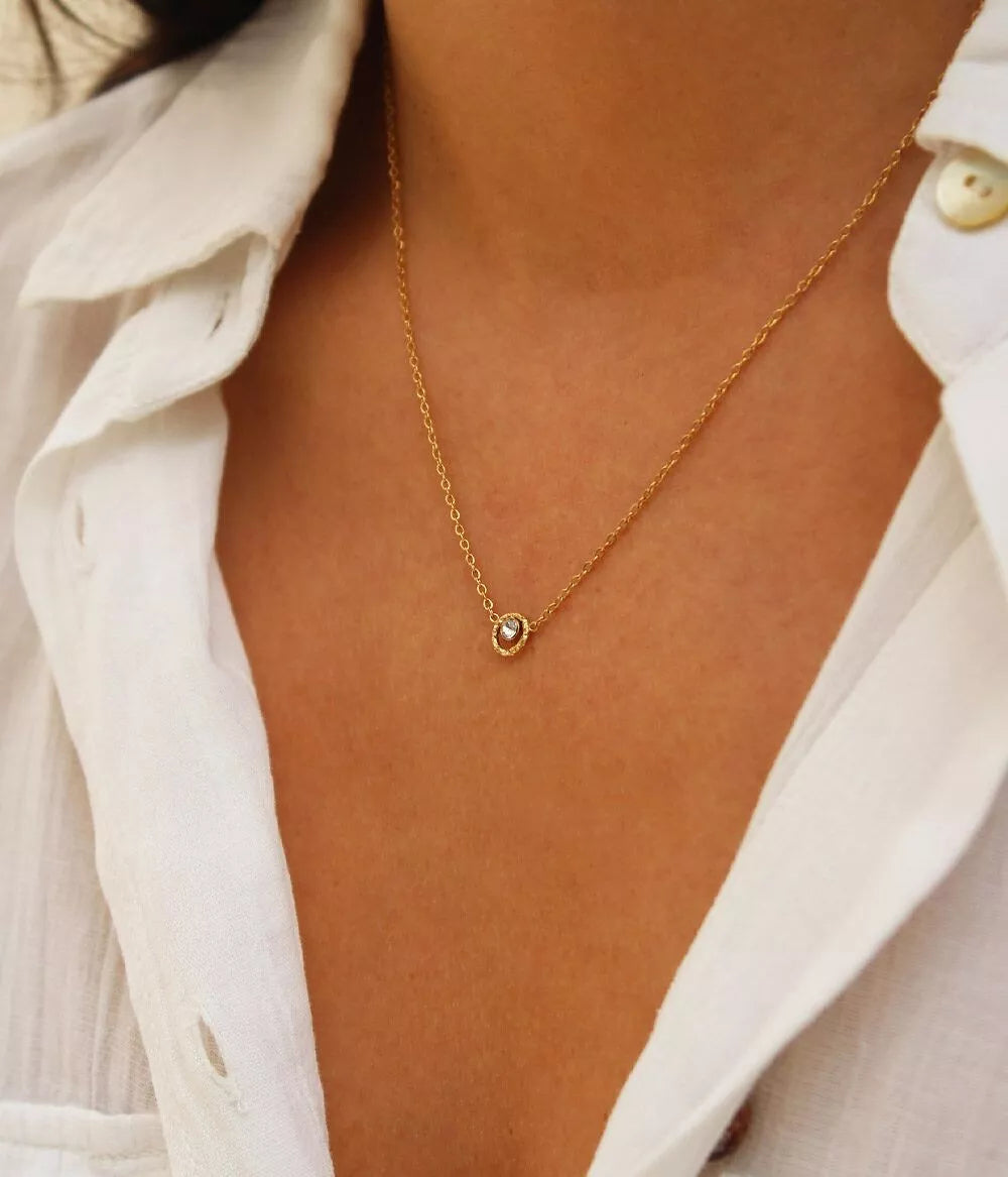 collier or strass posé sur buste femme maille forçat