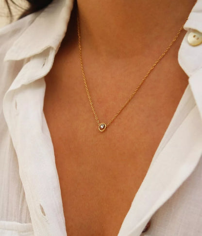 collier or strass posé sur buste femme maille forçat