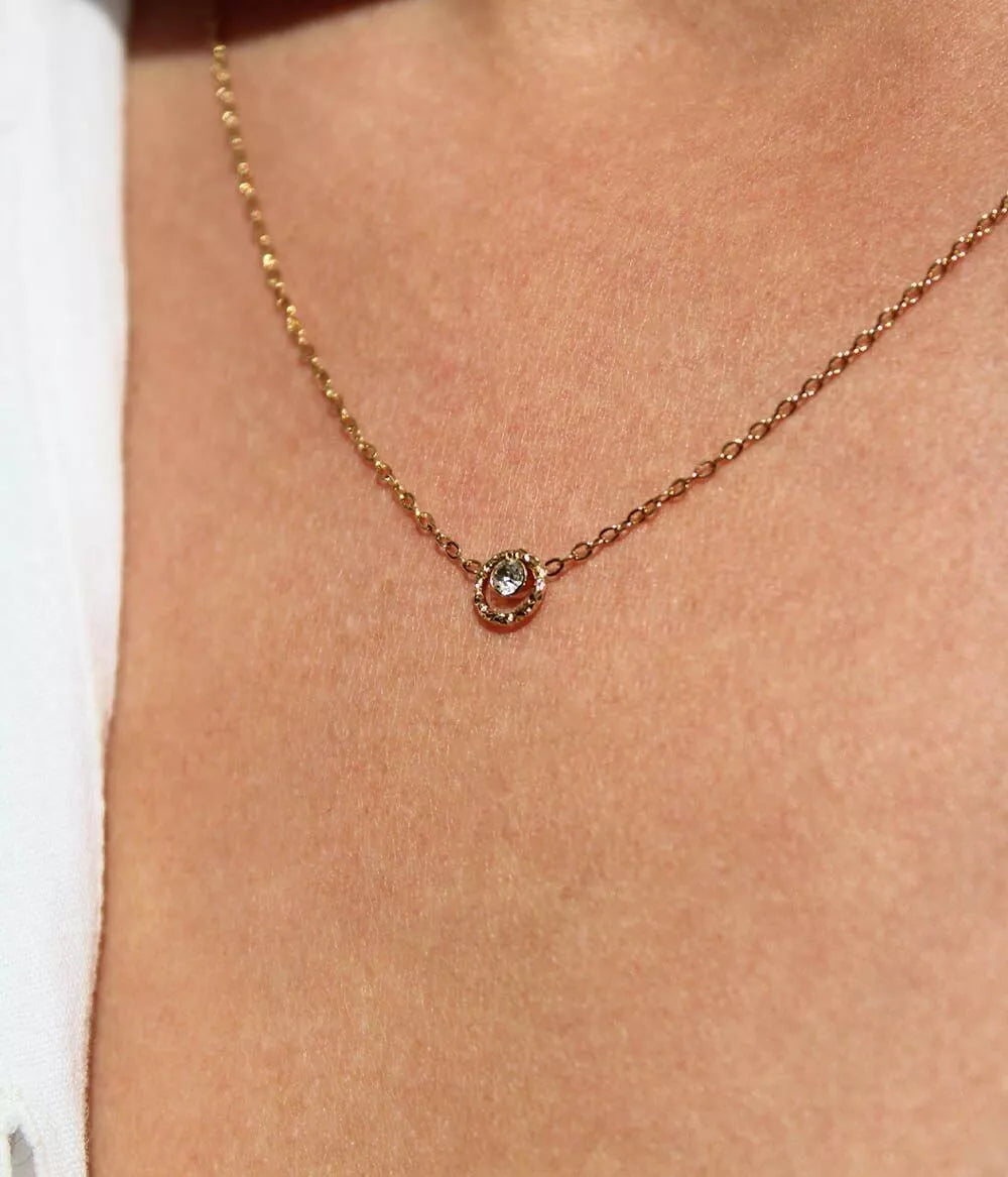 zoom sur collier or strass posé sur buste femme maille forçat
