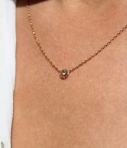 zoom sur collier or strass posé sur buste femme maille forçat