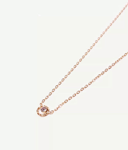collier or strass posé sur fond blanc maille forçat