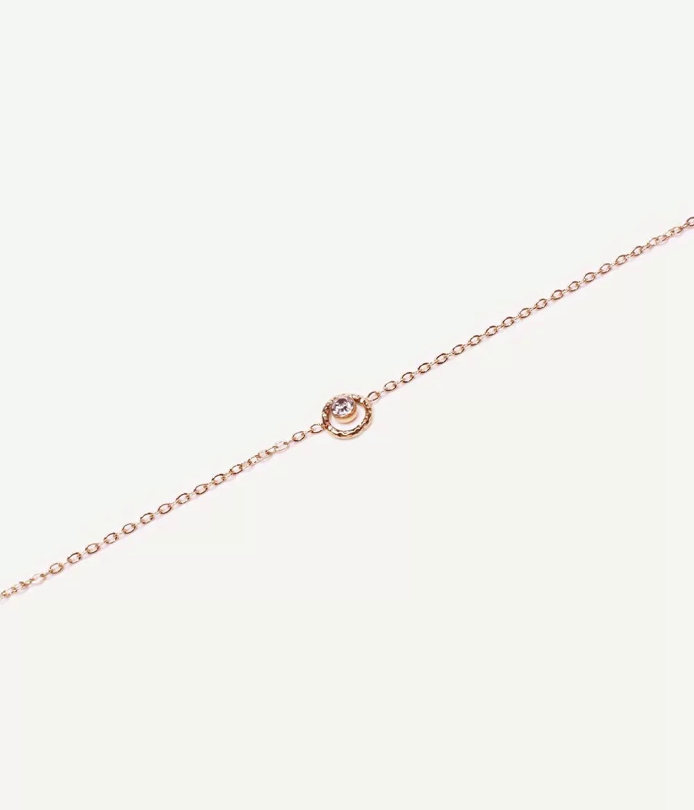 collier or strass dans petit cercle posé sur fond blanc maille forçat