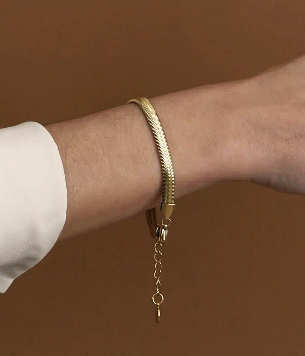 bracelet simone maille serpent or porté sur poignet femme 