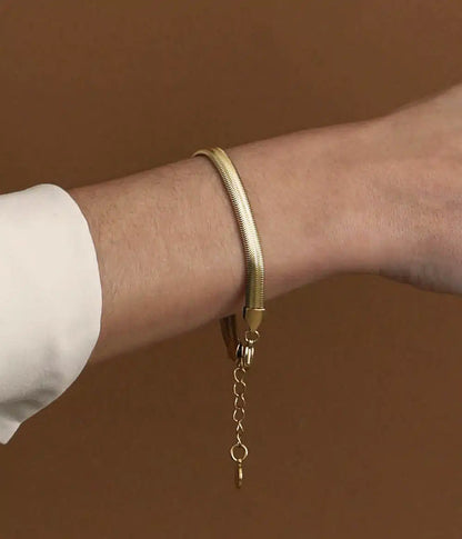 bracelet simone maille serpent or porté sur poignet femme 