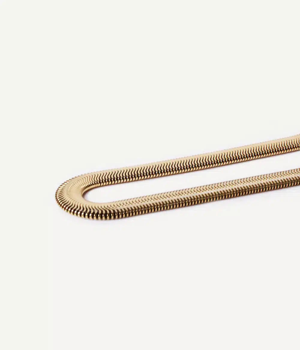gros plan sur maille serpent or morceau de bracelet simone sur fond blanc