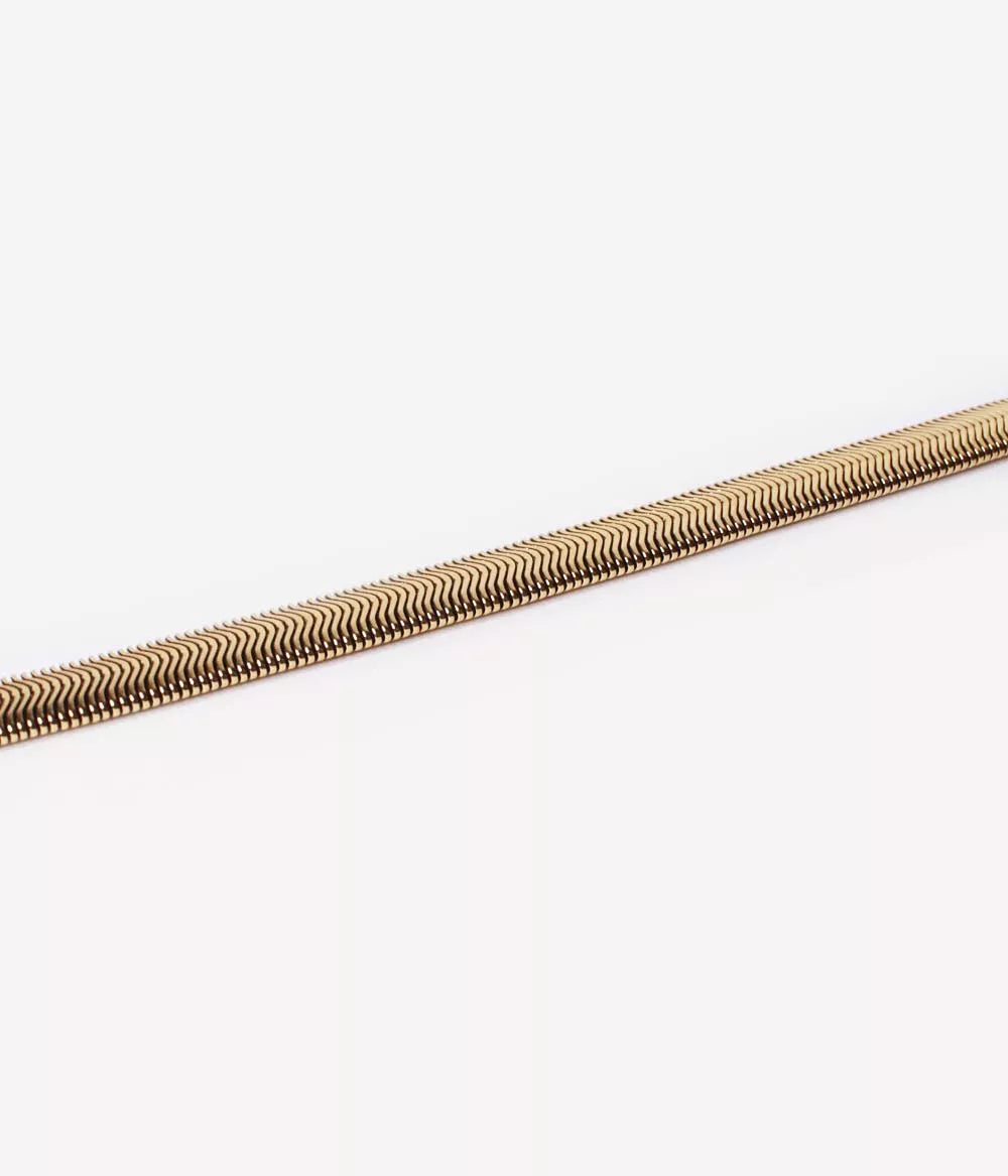 gros plan sur morceau de maille du bracelet simone or