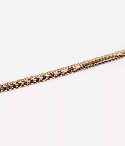 gros plan sur morceau de maille du bracelet simone or
