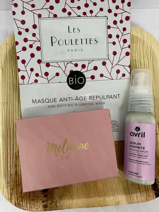 Coffret Lift and Glow avec masqueanti-âge, sérum avril et gua-sha quart rose sur un plateau  en feuille d'areca