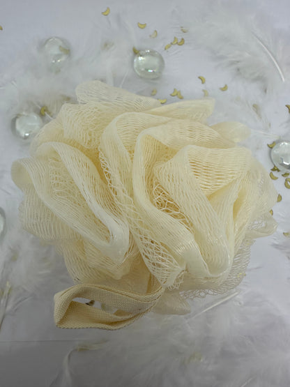 fleur de bain écrue sur fond blanc avec paillettes dorées, plumes blanches et billes transparentes
