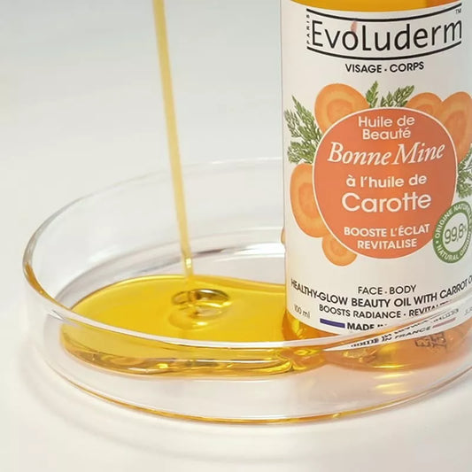 huile de beauté bonne mine à l'huile de carotte evoluderm - texture dorée versée dans une coupelle en verre