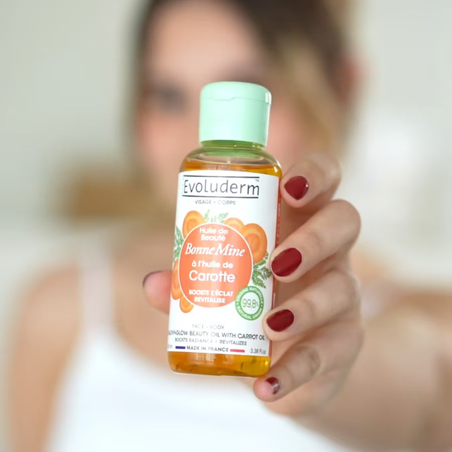 main tenant le flacon d'huile bonne mine evoluderm