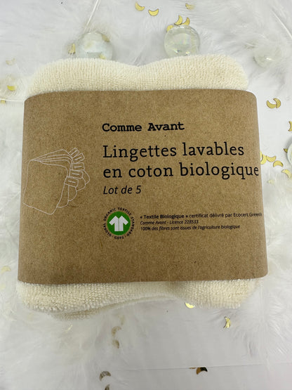 lingettes coton bio beige dans leur emballage marron sur fond blanc, plumes blanches, illes transprentes et paillettes dorées 