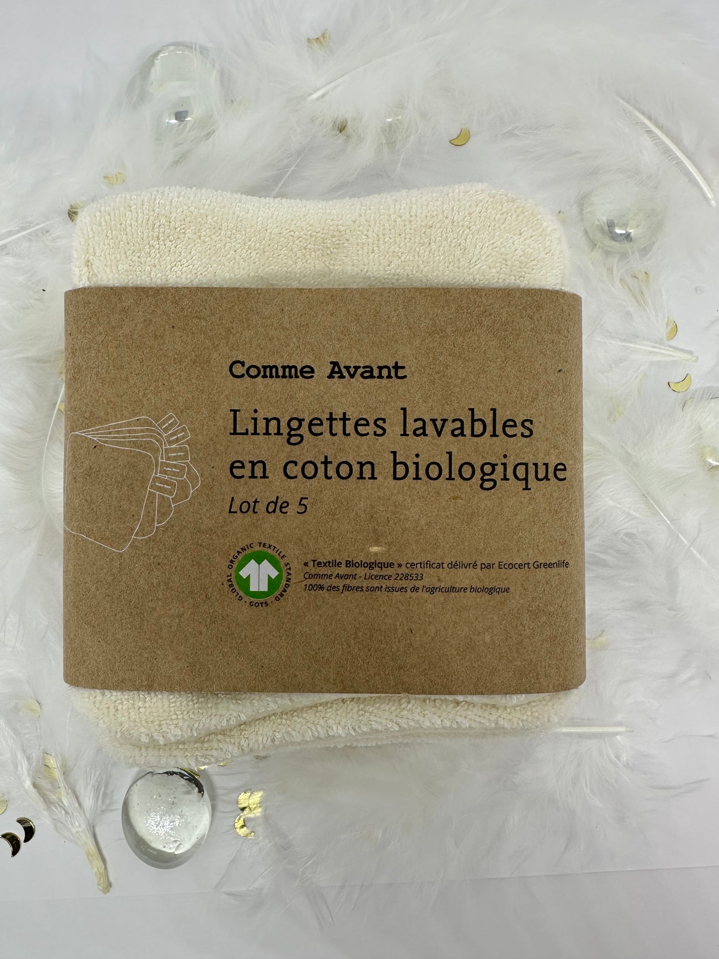 lingettes coton bio sur fond blanc avec plumes blanches, billes transparentes, paillettes dorées 