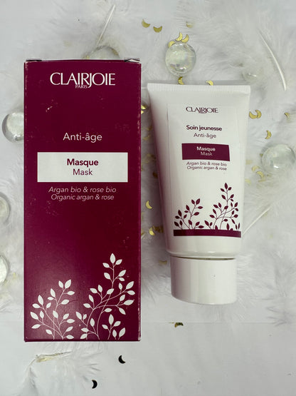 masque clairjoie blanc avec son emballage bordeaux sur fond blanc avec plumes blanches, paillettes dorées et billes transparentes