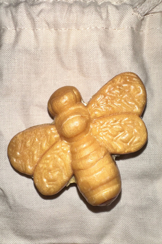 Mini savon artisanal en forme d’abeille, parfum miel, fabriqué en France. Vegan et livré dans un pochon en coton.