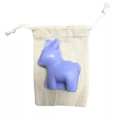 Savon en forme de petit âne violet, parfum lavande, posé sur un pochon en coton naturel, fabrication artisanale française.