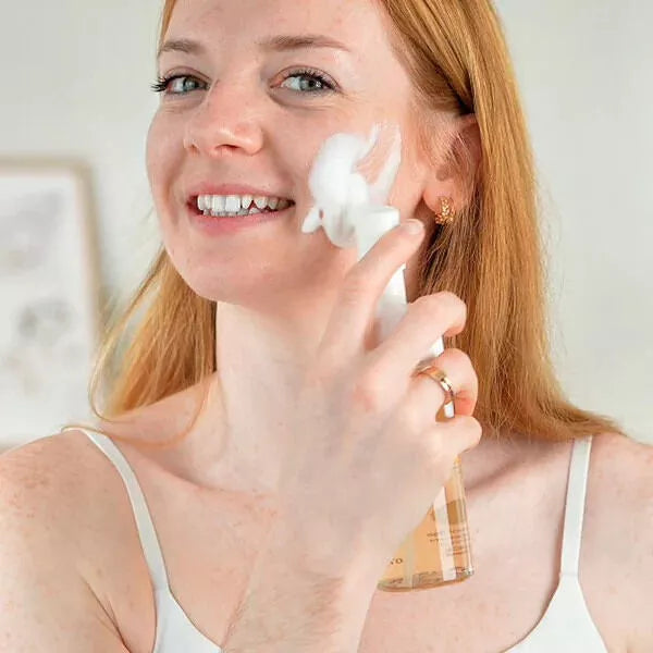 femme applicant la mousse micellaire vitamine c sur sa joue