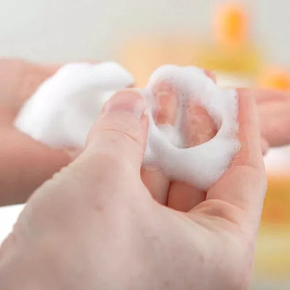 mousse micellaire vitamine cdéposée dans la main