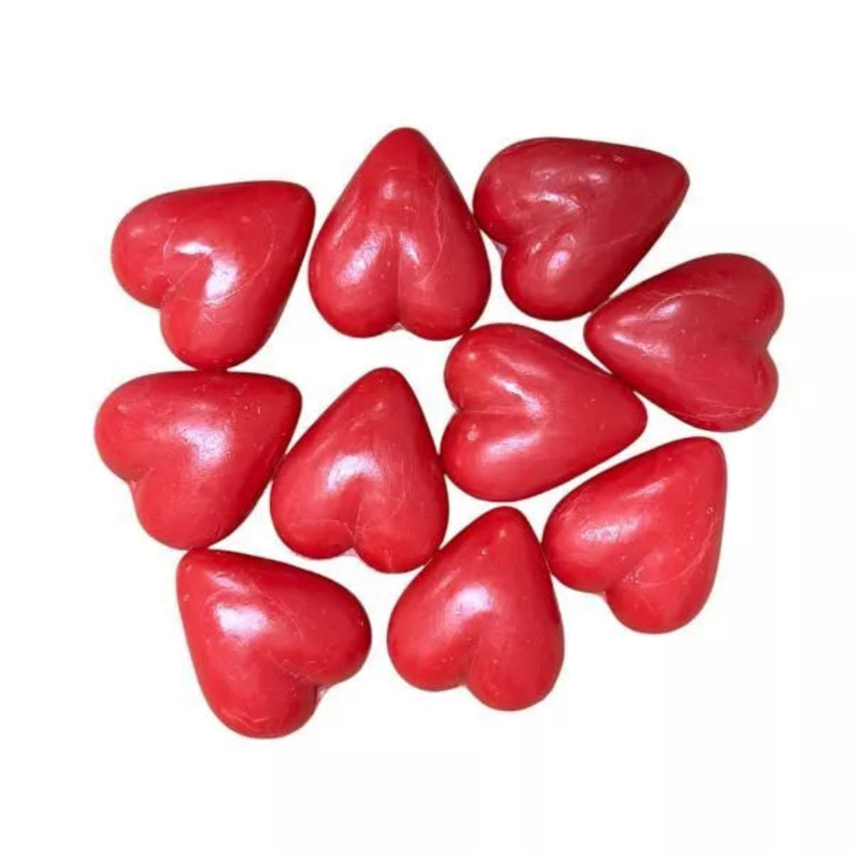 Plusieurs mini savons en forme de cœur rouge parfum cerise, parfaits pour cadeaux d’invités ou décoration