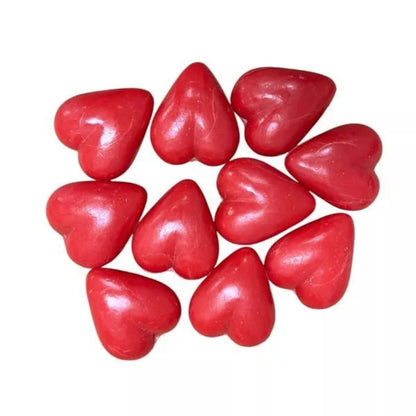 Plusieurs mini savons en forme de cœur rouge parfum cerise, parfaits pour cadeaux d’invités ou décoration