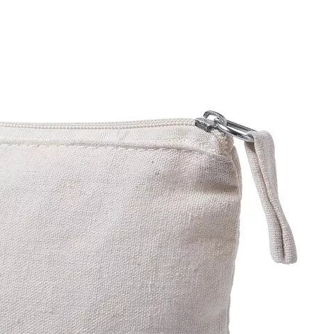 zoom sur la trousse en coton écru - détail de la fermeture éclair